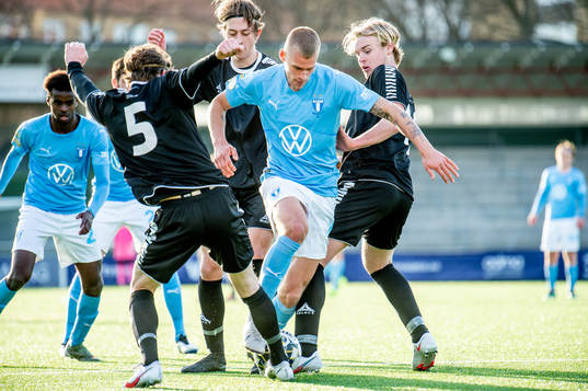 Malmö FFs Felix Beijmo mot Örebros Jonathan Johnsson och