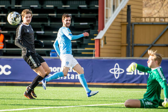 Malmö FFs Adi Nalic mot Örebros målvakt Gustav Leijon