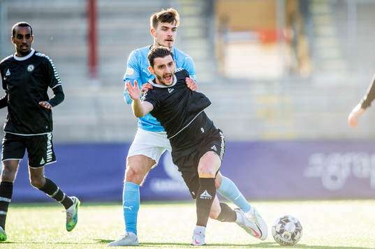 Malmö FFs Arnór Traustason mot Örebros Agon Mehmeti