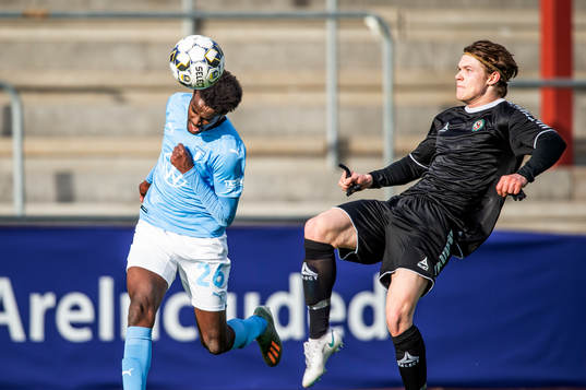 Malmö FFs Mubaarak Nuh mot Örebros Jonathan Johnsson