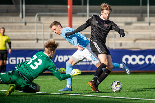 Malmö FFs Sören Rieks mot Örebros målvakt Gustav Leijon