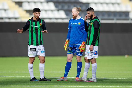 GAIS Emin Grozdanic, målvakt Mathias Karlsson och Aiham