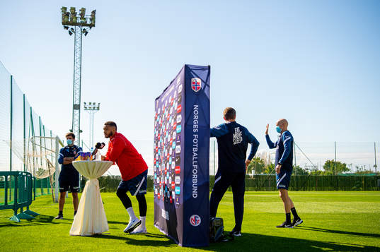 Joshua King and Ståle Solbakken, head coach of the