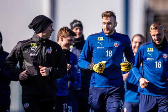 Fysioterapeut Marcus Linnér och målvakt Alexander Nilsson