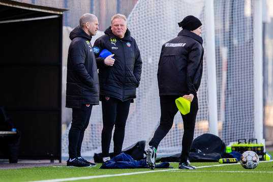 Christer Olsson i samtal med tränare Jörgen Lennartsson