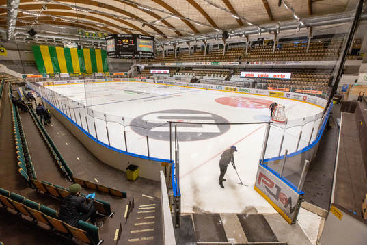En vaktmästare vid isen i A3 arena
