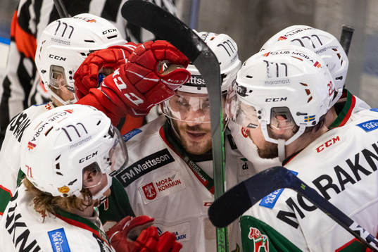 Moras Simon Johansson jublar med lagkamrater
