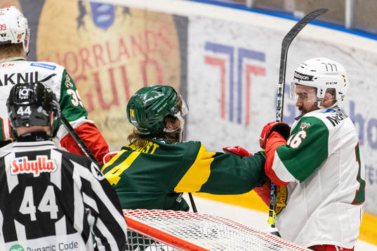 Björklövens Zach Palmquist och Moras Ludvig Larsson i