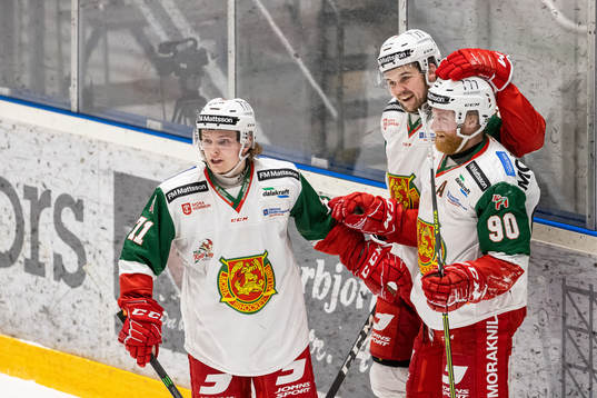 Moras Daniel Ljungren (till höger) jublar med lagkamrater