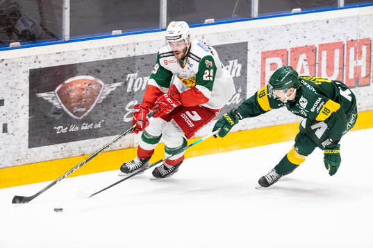Moras Johan Persson jagas av Björklövens Axel Ottosson