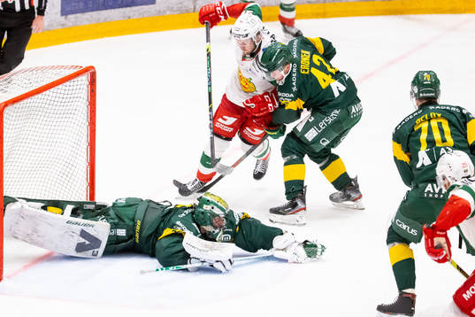 Björklövens målvakt Kevin Poulin kastar sig över pucken