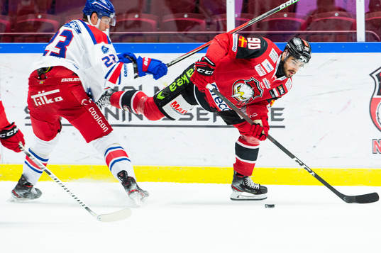 Oskarshamns Andrew Obrien och Malmö Redhawks Joseph Veleno