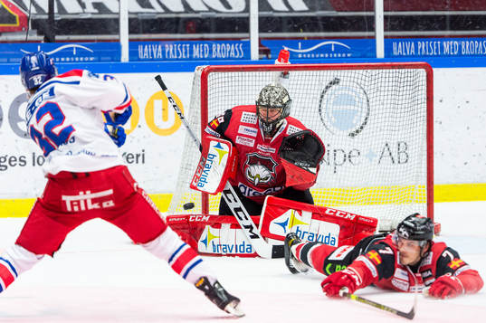Oskarshamns Markus Modigs gör 0-1 bakom Malmö Redhawks