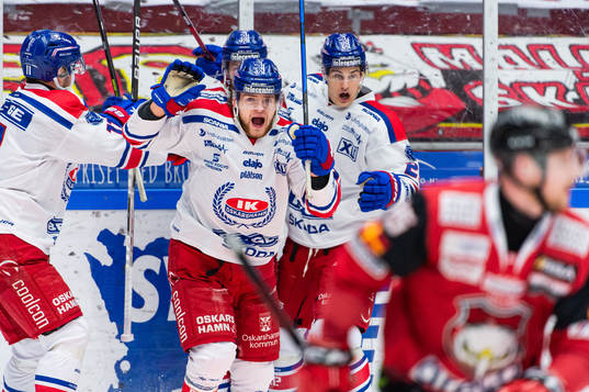 Oskarshamns Oliver Larsen jublar med lagkamrater