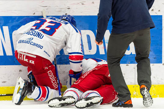 Oskarshamns Jonas Engström ses om av Oskarshamns Filiph