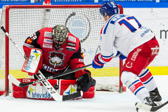 Oskarshamns Jonas Engström oroar framför Malmö Redhawks
