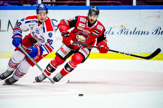 Oskarshamns Lance Bouma mot Malmö Redhawks Joseph Veleno