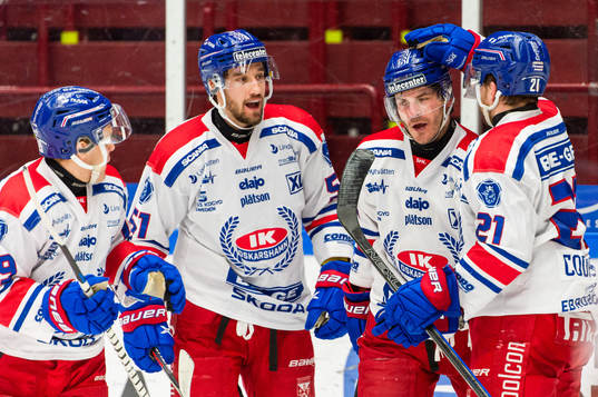 Oskarshamns Lance Bouma jublar med lagkamrater