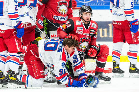 Oskarshamns Lance Bouma och Malmö Redhawks Jesper Jensen