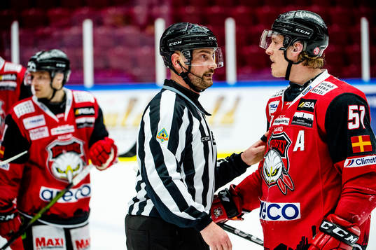 Malmö Redhawks Emil Sylvegård och domare Robin Werner