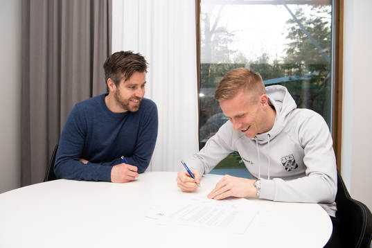 IFK Göteborgs sportchef Pontus Farnerud skriver kontrakt