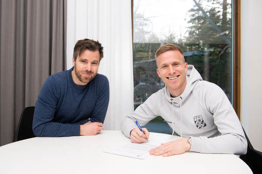 IFK Göteborgs sportchef Pontus Farnerud skriver kontrakt