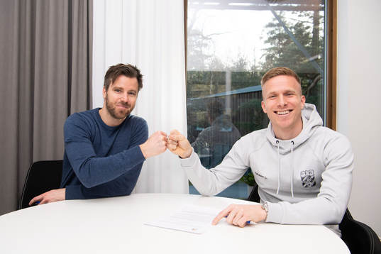 IFK Göteborgs sportchef Pontus Farnerud skriver kontrakt
