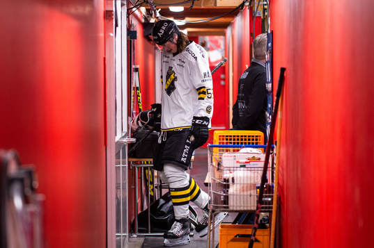 s Malte Setkov på väg mot omklädningsrummet