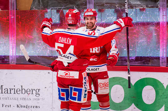 Timrås Jonathan Dahlén jublar med målskytten till 3-0