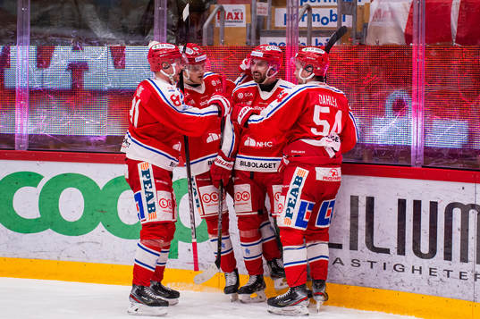 Timrås Albin Lundin jublar med lagkamrater