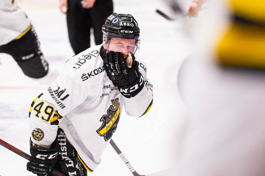 s Christian Kåsastul tar sig mot munnen