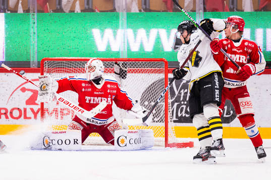 Timrås målvakt Jacob Johansson med en räddning