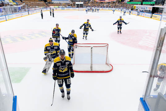 s Simon Önerud lämnar isen