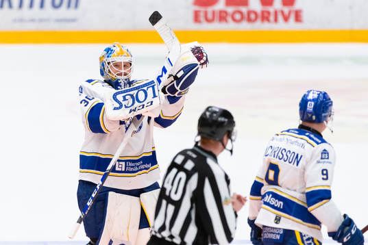 Leksands målvakt Janne Juvonen tackar publiken