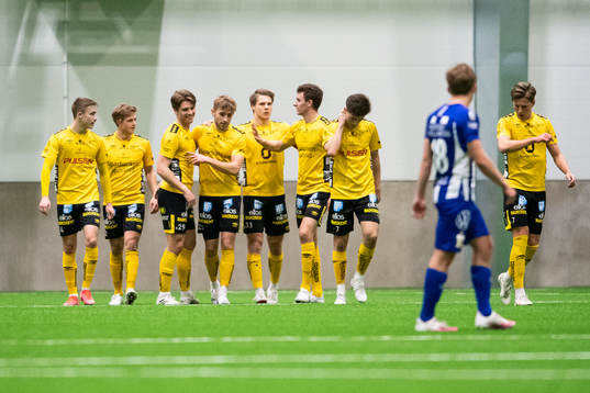 Elfsborgs Jack Cooper Love klappas om av lagkamrater