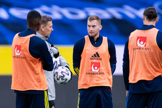 Assistant coach Peter Wettergren and Dejan Kulusevski of