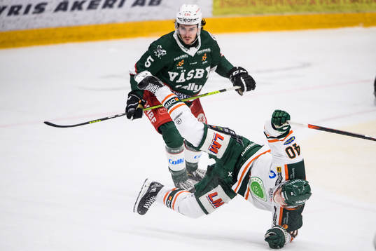 Kristianstads Kalle Miketinac faller i en duell med Väsbys