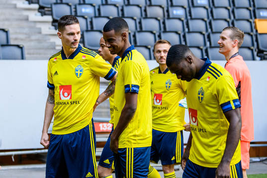 Mikael Lustig and Alexander Isak of the Swedish national