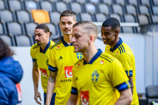 Mikael Lustig and Alexander Isak of the Swedish national