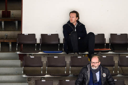 Hockeyallsvenskans VD Gabriel Monidelle på läktaren