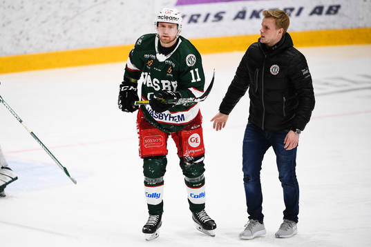 Väsbys Johan Lorraine lämnar isen skadad