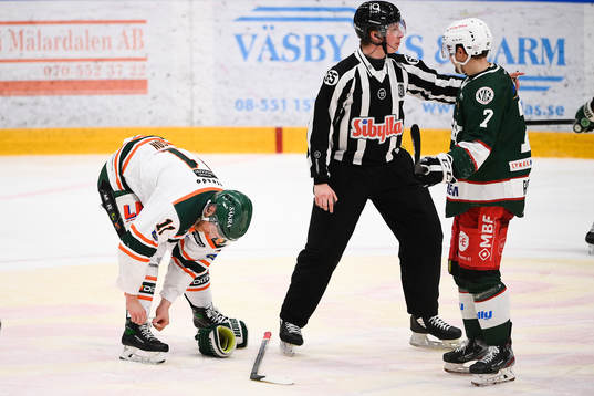 Kristianstads Fredrik Hansson knyter sina skridskor