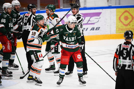 Kristianstads Kevin Wennström och Väsbys Colin Smith