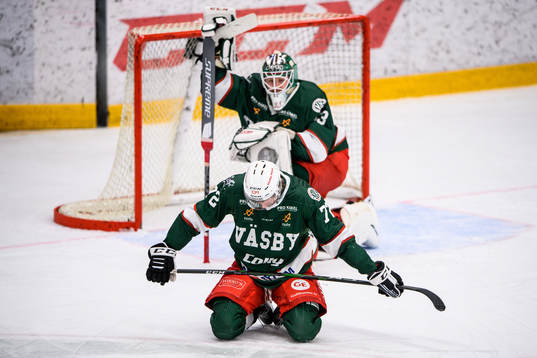 Väsbys Linus Ryttar och Paul Bittner deppar