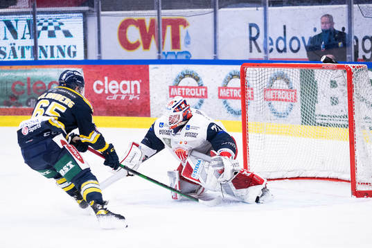 Södertäljes Anton Blomberg och Västerviks målvakt