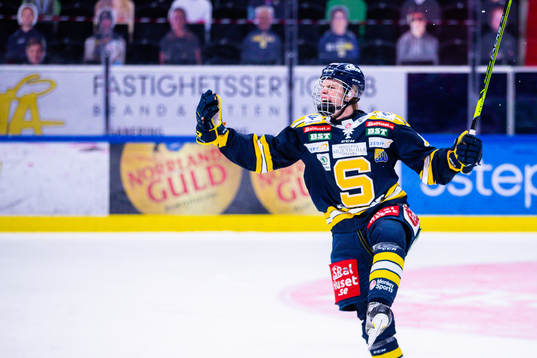 Södertäljes Albert Sjöberg jublar med lagkamrater