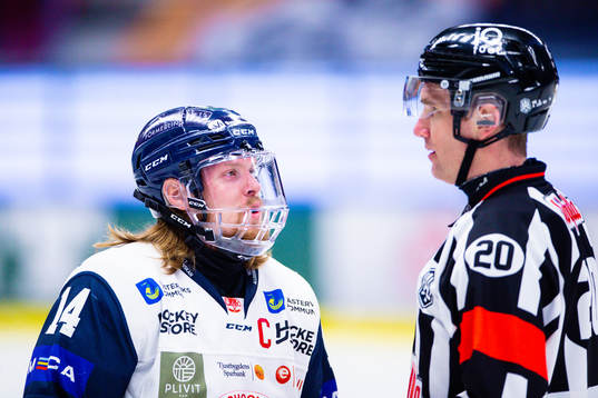 Västerviks Erik Gustafsson i diskussion med domare Jimmy