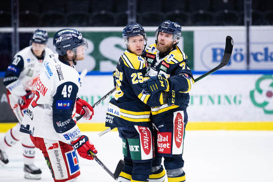 Södertäljes Christopher Bengtsson (v) jublar med Erik