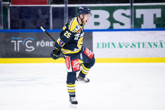 Södertäljes Christopher Bengtsson jublar