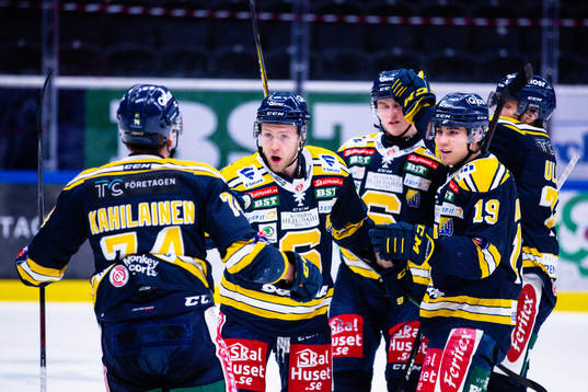 Södertäljes Christopher Bengtsson jublar med Rasmus